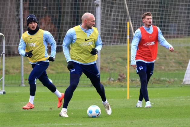 DEU, DFL, 2. FBL Hertha BSC, Training, 03.01.2025, Sportforum, Berlin, DEU, DFL, 2. FBL Hertha BSC, Training, im Bild Toni Leistner (Hertha BSC Berlin 37), Michael Cuisance (Hertha BSC Berlin 27), Michal Karbownik (Hertha BSC Berlin 33) DFL - regulations prohibit any use of Photographs as image sequences and or quasi-video Foto: Juergen Engler nordphoto GmbH