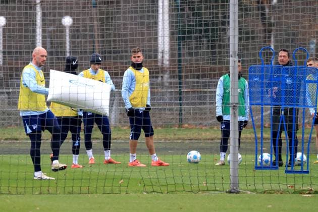 DEU, DFL, 2. FBL Hertha BSC, Training, 03.01.2025, Sportforum, Berlin, DEU, DFL, 2. FBL Hertha BSC, Training, im Bild Toni Leistner (Hertha BSC Berlin 37) schiesst Blockkissen weg DFL - regulations prohibit any use of Photographs as image sequences and or quasi-video Foto: Juergen Engler nordphoto GmbH