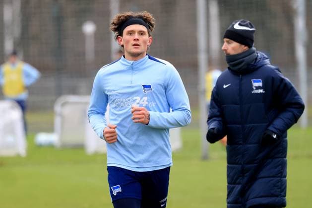 DEU, DFL, 2. FBL Hertha BSC, Training, 03.01.2025, Sportforum, Berlin, DEU, DFL, 2. FBL Hertha BSC, Training, im Bild Fabian Reese (Hertha BSC Berlin 11), Fitnesstrainer Hendrik Vieth (Hertha BSC) DFL - regulations prohibit any use of Photographs as image sequences and or quasi-video Foto: Juergen Engler nordphoto GmbH