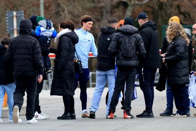 DEU, DFL, 2. FBL Hertha BSC, Training, 03.01.2025, Sportforum, Berlin, DEU, DFL, 2. FBL Hertha BSC, Training, im Bild Fabian Reese (Hertha BSC Berlin 11), Hertha-BSC Fans DFL - regulations prohibit any use of Photographs as image sequences and or quasi-video Foto: Juergen Engler nordphoto GmbH