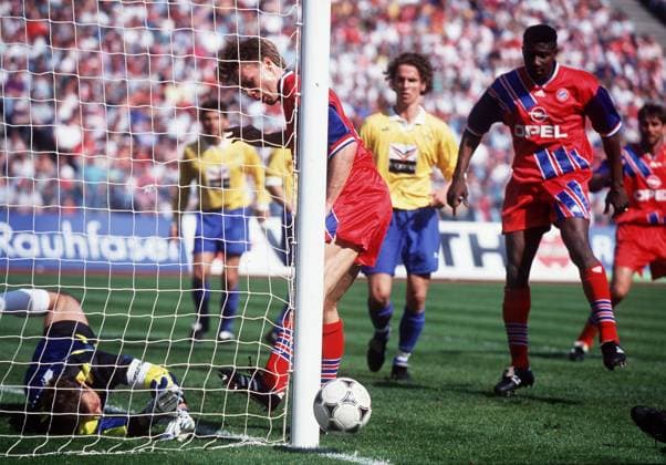 FUSSBALL FC Bayern Muenchen - 1. FC Nuernberg 2 : 1 (23.04.1994) Das Phantomtor von Thomas HELMER zum 1 : 0 fuer die Bayern *** FOOTBALL FC Bayern Muenchen 1 FC Nuremberg 2 1 23 04 1994 Thomas HELMERs phantom goal to put Bayern 1-0 up