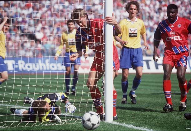 Archivbilder der Woche SPORT KW01 FUSSBALL FC Bayern Muenchen - 1. FC Nuernberg 2 : 1 (23.04.1994) Das Phantomtor von Thomas HELMER zum 1 : 0 fuer die Bayern *** FOOTBALL FC Bayern Muenchen 1 FC Nuremberg 2 1 23 04 1994 Thomas HELMERs phantom goal to put Bayern 1-0 up