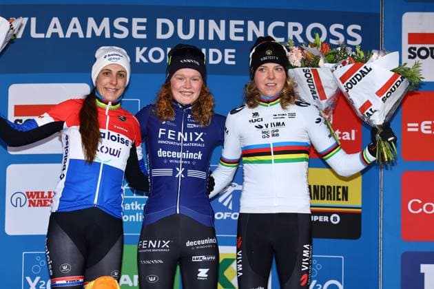 Sport Bilder des Tages Dutch Lucinda Brand, Dutch Puck Pieterse and Dutch Fem Van Empel pictured on the podium after the women s elite race at the World Cup cyclocross cycling event in Dendermonde, Belgium, stage 9 (out of 12) of the UCI World Cup cyclocross competition, Friday 03 January 2025. DAVIDxPINTENS  x109567327x