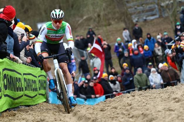 Belgian Laurens Sweeck pictured in action during the men s elite race at the World Cup cyclocross cycling event in Dendermonde, Belgium, stage 9 (out of 12) of the UCI World Cup cyclocross competition, . DAVIDxPINTENS  x109568216x