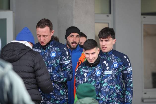 Der 1. Tag im neuen Jahr 2025. Vorbei an den Fans, raus auf den Trainingsplatz. Fabian Schleusener (Karlsruher SC, 24), Karlsruher SC Fussball, 2. Bundesliga, Trainingsauftakt, 2024 2025, 03.01.2025, DFL REGULATIONS PROHIBIT ANY USE OF PHOTOGRAPHS AS IMAGE SEQUENCES AND OR QUASI-VIDEO, Karlsruher SC Fussball, 2. Bundesliga, Trainingsauftakt, 2024 2025, 03.01.2025 Karlsruhe