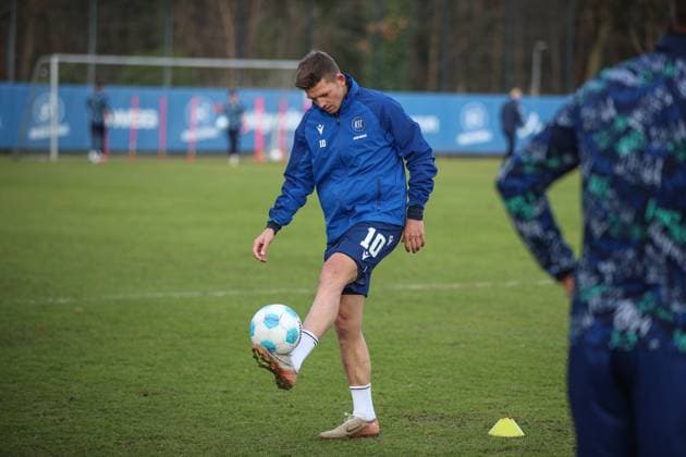 Ballhochhalten im ersten Training 2025 Marvin Wanitzek (Karlsruher SC, 10), Karlsruher SC Fussball, 2. Bundesliga, Trainingsauftakt, 2024 2025, 03.01.2025, DFL REGULATIONS PROHIBIT ANY USE OF PHOTOGRAPHS AS IMAGE SEQUENCES AND OR QUASI-VIDEO, Karlsruher SC Fussball, 2. Bundesliga, Trainingsauftakt, 2024 2025, 03.01.2025 Karlsruhe