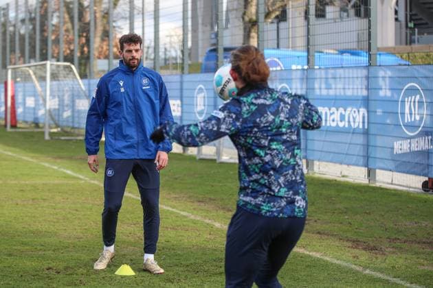 Luca Pfeiffer (Karlsruher SC, 16) und Sebastian Jung (Karlsruher SC, 02) beim ersten Training in 2025, Karlsruher SC Fussball, 2. Bundesliga, Trainingsauftakt, 2024 2025, 03.01.2025, DFL REGULATIONS PROHIBIT ANY USE OF PHOTOGRAPHS AS IMAGE SEQUENCES AND OR QUASI-VIDEO, Karlsruher SC Fussball, 2. Bundesliga, Trainingsauftakt, 2024 2025, 03.01.2025 Karlsruhe