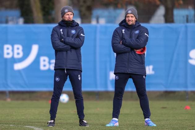 Christian Eichner (Karlsruher SC, Chef-Trainer) und Florian Boeckler (Karlsruher SC Athletik-Trainer ) beobachten die Spieler bei den Uebungen, Karlsruher SC Fussball, 2. Bundesliga, Trainingsauftakt, 2024 2025, 03.01.2025, DFL REGULATIONS PROHIBIT ANY USE OF PHOTOGRAPHS AS IMAGE SEQUENCES AND OR QUASI-VIDEO, Karlsruher SC Fussball, 2. Bundesliga, Trainingsauftakt, 2024 2025, 03.01.2025 Karlsruhe