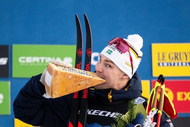 Sport Themen der Woche KW01 Sport Bilder des Tages 250103 Marcus Grate of Sweden celebrates at the price ceremony after the Men s Sprint final during day seven of Tour de Ski on January 3, 2025 in Tesero. Photo: Carl Sandin BILDBYRAN kod CS CS0646 skidor cross-country skiing langrenn tour de ski sprint herr bbeng jubel *** 250103 Marcus Grate of Sweden celebrates at the price ceremony after the Men s Sprint final during day seven of Tour de Ski on January 3, 2025 in Tesero Photo Carl Sandin BILDBYRAN kod CS CS0646 skidor cross country skiing langrenn tour de ski sprint herr bbeng jubel  Copyright: CARLxSANDIN BB250103CS223