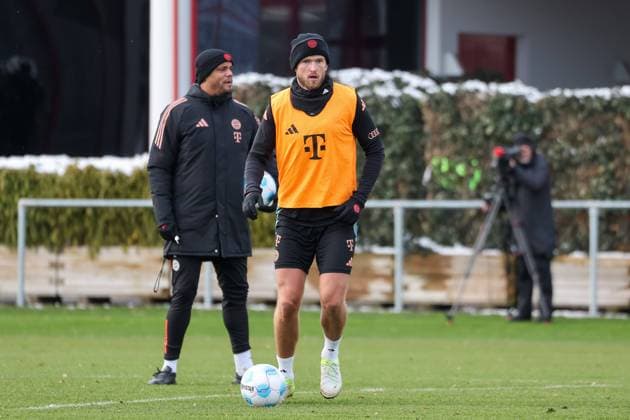 Eric Dier (FC Bayern Muenchen, 15) mit Vincent Kompany (FC Bayern Muenchen, Cheftrainer) beim Trainingsspiel, GER, Oeffentliches Training, FC Bayern Muenchen, Fussball, Saison 2024 2025, 03.01.2025, GER, Oeffentliches Training, FC Bayern Muenchen, Fussball, Saison 2024 2025, 03.01.2025 Muenchen Copyright: xEibner-Pressefoto JennixMaulx EP_JML