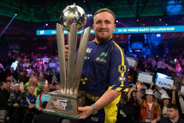 Bilder des Jahres 2025, Sport 01 Januar Sport Themen der Woche KW01 Sport Bilder des Tages Paddy Power 2025 World Darts Championship Luke Littler (ENG) celebrates winning the Final Match against Michael van Gerwen (NED) (not in picture) by lifting the Sid Waddell trophy during the 2025 Paddy Power World Darts Championship final at Alexandra Palace, London, United Kingdom on 3 January 2025. Editorial use only , Copyright: xIanxStephenx PSI-21046-0051