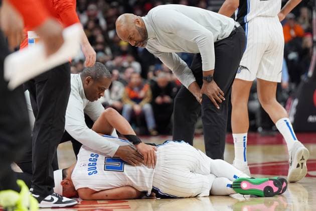 Sport Themen der Woche KW01 Sport Bilder des Tages January 3, 2025, Toronto, On, Canada: Orlando Magic head coach Jamahl Mosley, right attends to guard Jalen Suggs (4) after he suffered an injury during first half NBA, Basketball Herren, USA basketball action against the Toronto Raptors in Toronto on Friday, Jan. 3, 2025. Canada News - January 3, 2025  - ZUMAc35_ 20250103_zaf_c35_051 Copyright: xFrankxGunnx
