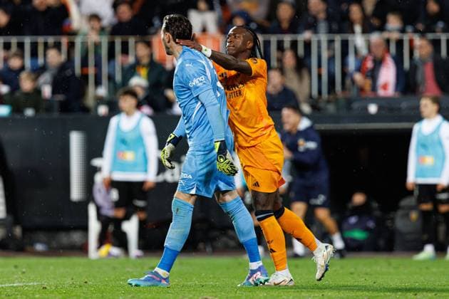Bilder des Jahres 2025, Sport 01 Januar Sport Themen der Woche KW01 Sport Bilder des Tages January 3, 2025, Valencia, Spain: (L-R) Stole Dimitrievski (Valencia CF) and Vinicius Junior (Real Madrid FC) seen in action during LaLiga EA SPORTS game between teams of Valencia CF and Real Madrid FC at Mestalla Stadium. Final Score : Valencia CF 1 - 2 Real Madrid FC Valencia Spain - ZUMAs197 20250103_aaa_s197_157 Copyright: xMaciejxRogowskix