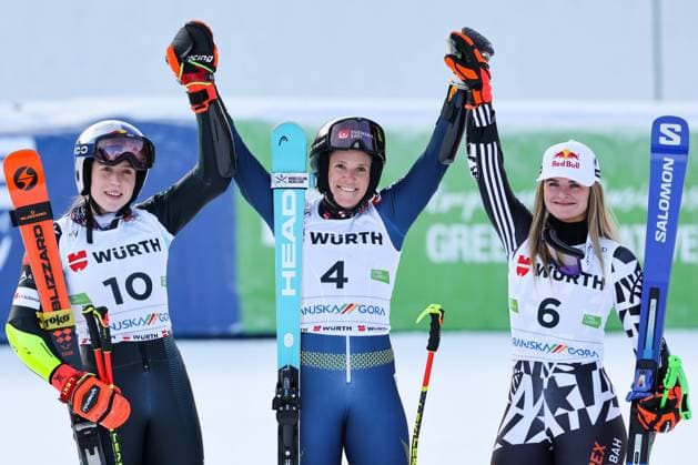 Bilder des Jahres 2025, Sport 01 Januar Sport Themen der Woche KW01 Sport Bilder des Tages ALPINE SKIING - FIS WC Kranjska Gora KRANJSKA GORA,SLOVENIA,04.JAN.25 - ALPINE SKIING - FIS World Cup, giant slalom, ladies. Image shows the rejoicing of Lara Colturi (ALB), Sara Hector (SWE) and Alice Robinson (NZLI).  GEPAxpictures xWolfgangxGrebien