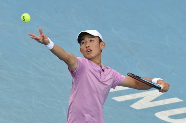 Tennis, ATP-Turnier in Hongkong (250104) -- HONG KONG, Jan. 4, 2025 -- Shang Juncheng serves during the semifinal between Shang Juncheng of China and Nishikori Kei of Japan at the ATP250 Hong Kong Tennis Open in Hong Kong, south China, Jan. 4, 2025. (Photo by Xinhua) (SP)CHINA-HONG KONG-TENNIS-ATP250-HONG KONG OPEN (CN) LoxPingxFai 