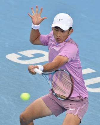 Tennis, ATP-Turnier in Hongkong (250104) -- HONG KONG, Jan. 4, 2025 -- Shang Juncheng hits a return during the semifinal between Shang Juncheng of China and Nishikori Kei of Japan at the ATP250 Hong Kong Tennis Open in Hong Kong, south China, Jan. 4, 2025. (Photo by Xinhua) (SP)CHINA-HONG KONG-TENNIS-ATP250-HONG KONG OPEN (CN) LoxPingxFai 