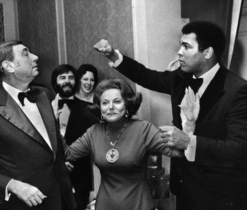 Archivbilder der Woche SPORT KW01 Obituary for Muhammad Ali At a dinner on November 11, 1977, in Chicago, Muhammad Ali takes a playful poke at sportscaster Howard Cosell, left, with advice columnist Ann Landers appealing for calm. Ali died on Friday, June 3, 2016, at 74. (Chicago Tribune TNS) Chicago IL USA EDITORIAL USE ONLY Copyright: xx 1185712 ChicagoxTribunex krtphotoslive754861