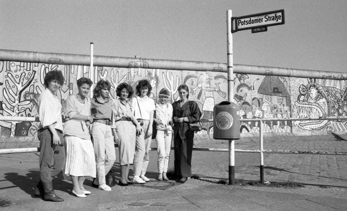 Archivbilder der Woche SPORT KW01 03.05.86 DFB-Pokal Finale FC Bayern München - VfB Stuttgart Deutschland, Berlin, 03.05.1986, Fussball, DFB-Pokal, Finale, FC Bayern München - VfB Stuttgart (5:2): Berliner Mauer Besuch VfB Stuttgart Spielerfrauen. *** 03 05 86 DFB Pokal Final FC Bayern Munich VfB Stuttgart Germany, Berlin, 03 05 1986, Football, DFB Pokal, Final, FC Bayern Munich VfB Stuttgart 5 2 Berlin Wall Visit VfB Stuttgart Players Wives