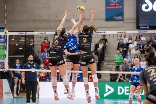 Pauline Martin (Allianz MTV Stuttgart, 11) vs. Eleanor Joyce Holthaus (SC Potsdam, 06) und Anna Koulberg (SC Potsdam, 09) GER, Allianz MTV Stuttgart - SC Potsdam, Volleyball Bundesliga, VBL, Spielzeit 2024 2025, 04.01.2025 GER, Allianz MTV Stuttgart - SC Potsdam, Volleyball Bundesliga, VBL, Spielzeit 2024 2025, 04.01.2025 Stuttgart Copyright: xSandyxDinkelackerx EP_SDR