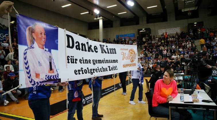 BAU 04.01.2025 Stuttgart Volleyball Allianz MTV Stuttgart vs. SC Potsdam, Plakat für die Stuttgarter Sportdirektorin Kim Oszwald-Renkema, die im Juni 2025 Ihren Vertrag nicht verlängern wird: Danke Kim für eine gemeinsame erfolgreiche Zeit!