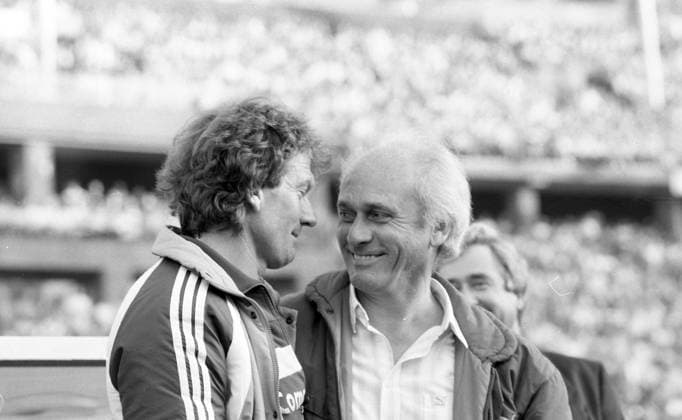 03.05.86 DFB-Pokal Finale FC Bayern München - VfB Stuttgart Deutschland, Berlin, 03.05.1986, Fussball, DFB-Pokal, Finale, FC Bayern München - VfB Stuttgart (5:2): v.l. Egon Coordes (Co-Trainer FC Bayern München), Udo Lattek (Trainer FC Bayern München). *** 03 05 86 DFB Pokal Final FC Bayern München VfB Stuttgart Germany, Berlin, 03 05 1986, Football, DFB Pokal, Final, FC Bayern München VfB Stuttgart 5 2 v l Egon Coordes Co Trainer FC Bayern München , Udo Lattek Trainer FC Bayern München