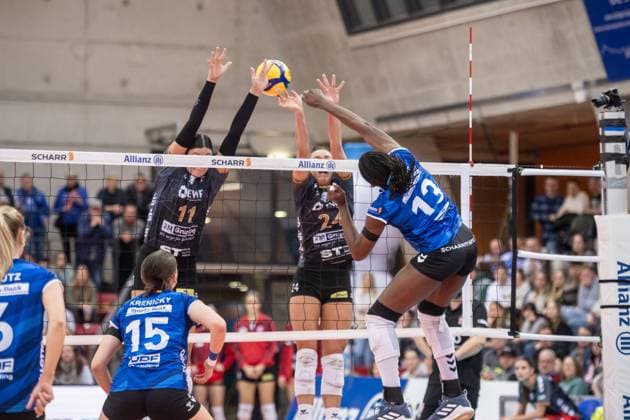 Krystal Rivers (Allianz MTV Stuttgart, 13) vs. Sabrina Michelle Starks (SC Potsdam, 11) und Jade Cholet (SC Potsdam, 24) GER, Allianz MTV Stuttgart - SC Potsdam, Volleyball Bundesliga, VBL, Spielzeit 2024 2025, 04.01.2025 GER, Allianz MTV Stuttgart - SC Potsdam, Volleyball Bundesliga, VBL, Spielzeit 2024 2025, 04.01.2025 Stuttgart Copyright: xSandyxDinkelackerx EP_SDR