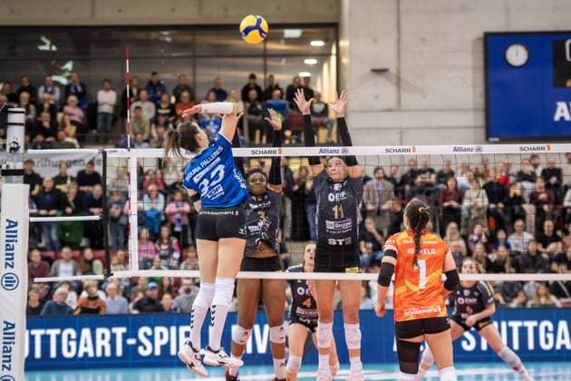 Maria Segura Pallares (Allianz MTV Stuttgart, 33) vs. Danielle Harbin (SC Potsdam, 03) und Sabrina Michelle Starks (SC Potsdam, 11) GER, Allianz MTV Stuttgart - SC Potsdam, Volleyball Bundesliga, VBL, Spielzeit 2024 2025, 04.01.2025 GER, Allianz MTV Stuttgart - SC Potsdam, Volleyball Bundesliga, VBL, Spielzeit 2024 2025, 04.01.2025 Stuttgart Copyright: xSandyxDinkelackerx EP_SDR