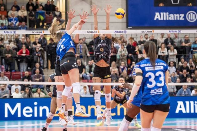 Antonia Stautz (Allianz MTV Stuttgart, 06) vs. Block mit Anna Koulberg (SC Potsdam, 09) GER, Allianz MTV Stuttgart - SC Potsdam, Volleyball Bundesliga, VBL, Spielzeit 2024 2025, 04.01.2025 GER, Allianz MTV Stuttgart - SC Potsdam, Volleyball Bundesliga, VBL, Spielzeit 2024 2025, 04.01.2025 Stuttgart Copyright: xSandyxDinkelackerx EP_SDR