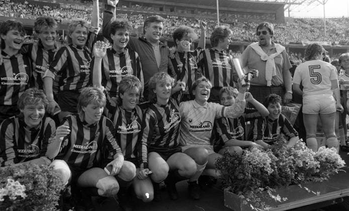 Archivbilder der Woche SPORT KW01 03.05.86 DFB-Pokal Finale FC Bayern München - VfB Stuttgart Deutschland, Berlin, 03.05.1986, Fussball, DFB-Pokal, Finale, FC Bayern München - VfB Stuttgart (5:2): Frauen DFB-Pokal Sieger 1986 TSV Siegen Spielerinnen Mannschaft Kader mit Rosemarie Neuser (unten 5. v.l.), Manuela Kozany, Andrea Haberlaß, Karin Sänger, Ingrid Göbel, Petra Hamm, Silvia Neid (oben 3. v.l.), Petra Bartelmann, Sissy Raith, Melitta Thomas, Beate Henkel, Christine Chaladyniak, Heike Fischbach, Gerd Neuser (Trainer, oben 5. v.l.). *** 03 05 86 DFB Pokal Final FC Bayern München VfB Stuttgart Germany, Berlin, 03 05 1986, Soccer, DFB Pokal, Final, FC Bayern München VfB Stuttgart 5 2 Women DFB Pokal Winner 1986 TSV Siegen Players Team Squad with Rosemarie Neuser bottom 5 f l , Manuela Kozany, Andrea Haberlaß, Karin Sänger, Ingrid Göbel, Petra Hamm, Silvia Neid top 3 from l , Petra Bartelmann, Sissy Raith, Melitta Thomas, Beate Henkel, Christine Chaladyniak, Heike Fischbach, Gerd Neuser coach, top 5 from l