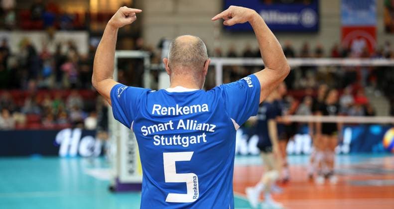 BAU 04.01.2025 Stuttgart Volleyball Allianz MTV Stuttgart vs. SC Potsdam, Fan Martin Eidloth mit signiertem Trikot von der Stuttgarter Sportdirektorin Kim Oszwald-Renkema