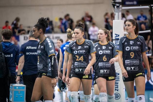 Danielle Harbin (SC Potsdam, 03) , Jade Cholet (SC Potsdam, 24) , Eleanor Joyce Holthaus (SC Potsdam, 06) , Anna Koulberg (SC Potsdam, 09), vl. - sichtlich enttaeuscht GER, Allianz MTV Stuttgart - SC Potsdam, Volleyball Bundesliga, VBL, Spielzeit 2024 2025, 04.01.2025 GER, Allianz MTV Stuttgart - SC Potsdam, Volleyball Bundesliga, VBL, Spielzeit 2024 2025, 04.01.2025 Stuttgart Copyright: xSandyxDinkelackerx EP_SDR