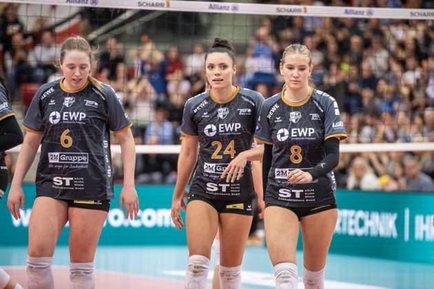 Eleanor Joyce Holthaus (SC Potsdam, 06), Jade Cholet (SC Potsdam, 24), Michelle Bachmann (SC Potsdam, 08), vl. - sichtlich enttaeuscht nach Niederlage in Stuttgart GER, Allianz MTV Stuttgart - SC Potsdam, Volleyball Bundesliga, VBL, Spielzeit 2024 2025, 04.01.2025 GER, Allianz MTV Stuttgart - SC Potsdam, Volleyball Bundesliga, VBL, Spielzeit 2024 2025, 04.01.2025 Stuttgart Copyright: xSandyxDinkelackerx EP_SDR
