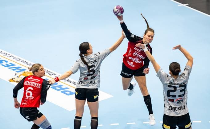 Sport Themen der Woche KW01 Sport Bilder des Tages 04.12.2025, GER, Handball, Frauen, Saison 2024 2025, 1.BL, 11.Spieltag, Thueringer HC - BSV Sachsen Zwickau Csenge Kuczora (Thueringer HC,59) Natasa Corovic (BSV Sachsen Zwickau) Nathalie Hendrikse (Thueringer HC,6) Simona Madjovska (BSV Sachsen Zwickau) 99947 Bad Langensalza Salza Halle Sporthalle Mehrz Thüringen Deutschland *** 04 12 2025, GER, Handball, Women, Season 2024 2025, 1 BL, 11 Matchday, Thueringer HC BSV Sachsen Zwickau Csenge Kuczora Thueringer HC,59 Natasa Corovic BSV Sachsen Zwickau Nathalie Hendrikse Thueringer HC,6 Simona Madjovska BSV Sachsen Zwickau 99947 Bad Langensalza Salza Halle Sporthalle Mehrz Thüringen Germany