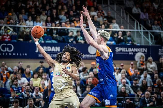 Sport Themen der Woche KW01 Sport Bilder des Tages Rostock, Deutschland 04. Januar 2025: 1.BBL - 2024 2025 - Rostock Seawolves vs. RASTA Vechta Im Bild: v. li. im Zweikampf Tyger Campbell (RASTA Vechta) und Philipp Hartwich (Rostock SEAWOLVES) Copyright: xFotostandx xVoelkerx