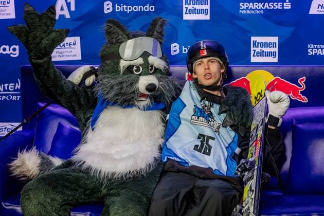 Sport Themen der Woche KW01 Sport Bilder des Tages FREESTYLE SKIING - FIS WC Big Air Klagenfurt KLAGENFURT,AUSTRIA,04.JAN.25 - FREE SKI, FREESTYLE SKIING - FIS Big Air World Cup, finals, ladies, men. Image shows the mascot and Axel Burmansson (SWE).  GEPAxpictures xMatthiasxTrinkl