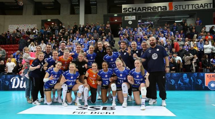 BAU 04.01.2025 Stuttgart Volleyball Allianz MTV Stuttgart vs. SC Potsdam, die Stuttgarter jubeln über den Sieg