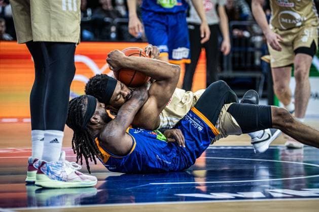 Sport Themen der Woche KW01 Sport Bilder des Tages Rostock, Deutschland 04. Januar 2025: 1.BBL - 2024 2025 - Rostock Seawolves vs. RASTA Vechta Im Bild: v. li. im Zweikampf JeQuan Lewis (Rostock SEAWOLVES) und Lloyd Pandi (RASTA Vechta) am Boden *** Rostock, Germany 04 January 2025 1 BBL 2024 2025 Rostock Seawolves vs RASTA Vechta In the picture from left in the duel JeQuan Lewis Rostock SEAWOLVES and Lloyd Pandi RASTA Vechta on the ground Copyright: xFotostandx xVoelkerx