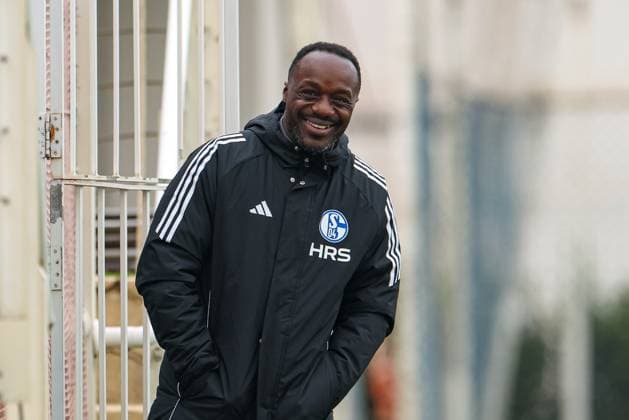 Belek, Türkei, 04.01.25: Technischer Direktor Ben Manga (FC Schalke 04) schaut waehrend des Trainings im Trainingslager von FC Schalke 04 im Titanic Deluxe Football Center am 04. January 2025 in Belek, Türkei. Belek Titanic Deluxe Football Center Turkey Copyright: xStefanxBrauer Brauer-Fotoagenturx