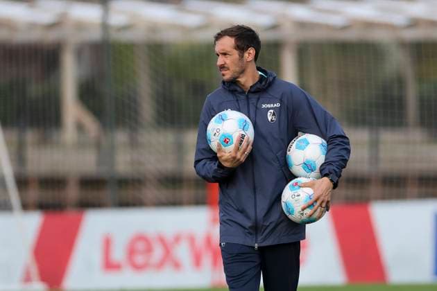 Julian Schuster (SC Freiburg, Trainer) , 1. Bundesliga, SC Freiburg, Trainingslager, 2025, 04.01.2025 , Hotel Almenara, Sotogrande, Spanien Sotogrande Hotel Almenara Andalusien Spanien Copyright: xGrantxHubbsx