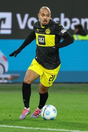 1. Bundesliga - VfL Wolfsburg - Borussia Dortmund am 22.12.2024 in der Volkswagen Arena in Wolfsburg Donyell Malen (Dortmund 21) am Ball