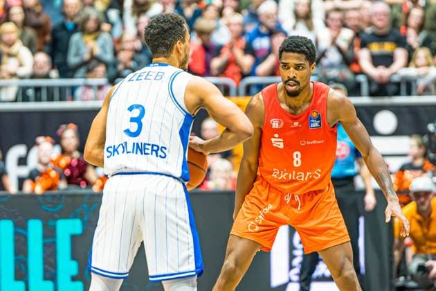 Chemnitz, Deutschland 04. Januar 2025: 1.BBL - 2024 2025 - Niners Chemnitz vs. Fraport Skyliners Frankfurt Im Bild: v. li. im Zweikampf Garai Zeeb (Frankfurt) und William Christmas (Chemnitz) Copyright: xFotostandx xNachtigallx