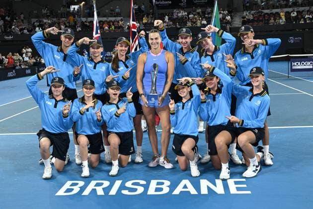 Bilder des Jahres 2025, Sport 01 Januar Sport Themen der Woche KW01 Sport Bilder des Tages TENNIS BRISBANE INTERNATIONAL, Aryna Sabalenka (centre) of Belarus celebrates winning with the ball kids during the Final of the Brisbane International between Aryna Sabalenka of Belarus and Polina Kudermetova of Russia at Queensland Tennis Centre in Brisbane, Sunday, January 5, 2025. ( NO ARCHIVING, EDITORIAL USE ONLY, NO USE IN BOOKS WITHOUT CONSENT BRISBANE QUEENSLAND AUSTRALIA  Copyright: xDARRENxENGLANDx 20250105135715708797