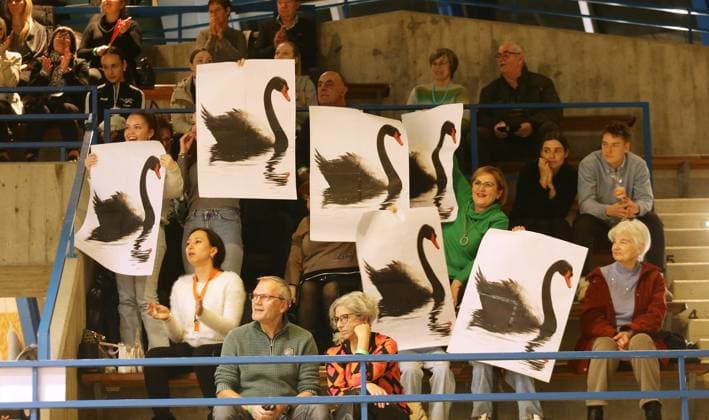 Ludwigsburg , Tanzen Bundesliga Standard Formationen, Zuschauer mit Plakaten : Der Schwarze Schwan , passend zur Musik der Ludwigsburger Formation