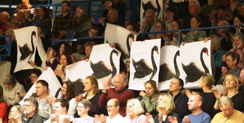 Ludwigsburg , Tanzen Bundesliga Standard Formationen, Zuschauer mit Plakaten : Der Schwarze Schwan , passend zur Musik der Ludwigsburger Formation