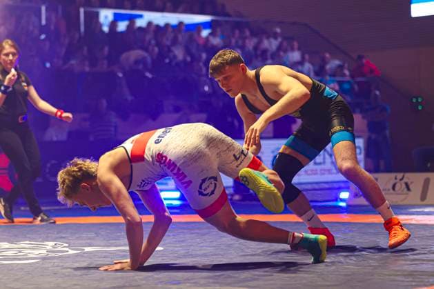 Halbfinale Ringer Bundesliga - KSC Hösbach vs. SC Siegfried Kleinostheim 61kg Freistil - Sergej Vogel (KSC Hösbach in Rot) gegen Niklas Stechele (SC Kleinostheim in Blau) während des Halbfinal-Kampfes der Deutschen Mannschaftsmeisterschaft zwischen dem KSC Hösbach und dem SC Siegfried Kleinostheim in der Birtat Ringer-Bundesliga am 04.01.2025 in Elsenfeld, Deutschland. (
