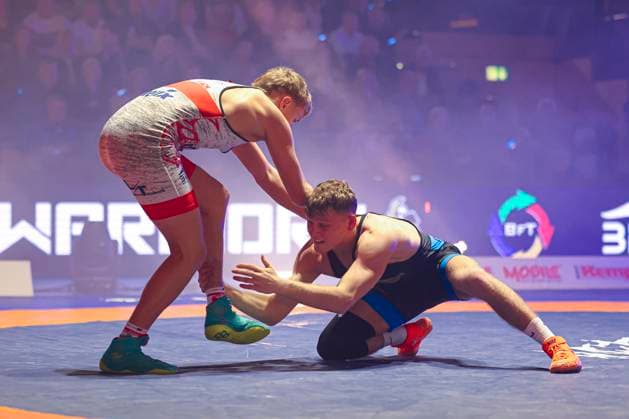 Halbfinale Ringer Bundesliga - KSC Hösbach vs. SC Siegfried Kleinostheim 61kg Freistil - Sergej Vogel (KSC Hösbach in Rot) gegen Niklas Stechele (SC Kleinostheim in Blau) während des Halbfinal-Kampfes der Deutschen Mannschaftsmeisterschaft zwischen dem KSC Hösbach und dem SC Siegfried Kleinostheim in der Birtat Ringer-Bundesliga am 04.01.2025 in Elsenfeld, Deutschland. (