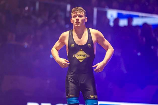 Halbfinale Ringer Bundesliga - KSC Hösbach vs. SC Siegfried Kleinostheim 61kg Freistil - Niklas Stechele (SC Kleinostheim in Blau) während des Halbfinal-Kampfes der Deutschen Mannschaftsmeisterschaft zwischen dem KSC Hösbach und dem SC Siegfried Kleinostheim in der Birtat Ringer-Bundesliga am 04.01.2025 in Elsenfeld, Deutschland. (