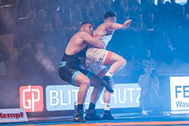 Halbfinale Ringer Bundesliga - KSC Hösbach vs. SC Siegfried Kleinostheim 130kg Griechisch-Römisch - Anton Vieweg (KSC Hösbach in Rot) gegen Franz Richter (SC Kleinostheim in Blau) während des Halbfinal-Kampfes der Deutschen Mannschaftsmeisterschaft zwischen dem KSC Hösbach und dem SC Siegfried Kleinostheim in der Birtat Ringer-Bundesliga am 04.01.2025 in Elsenfeld, Deutschland. (