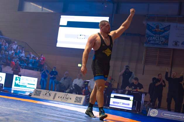 Halbfinale Ringer Bundesliga - KSC Hösbach vs. SC Siegfried Kleinostheim 130kg Griechisch-Römisch - Franz Richter (SC Kleinostheim in Blau) während des Halbfinal-Kampfes der Deutschen Mannschaftsmeisterschaft zwischen dem KSC Hösbach und dem SC Siegfried Kleinostheim in der Birtat Ringer-Bundesliga am 04.01.2025 in Elsenfeld, Deutschland. (