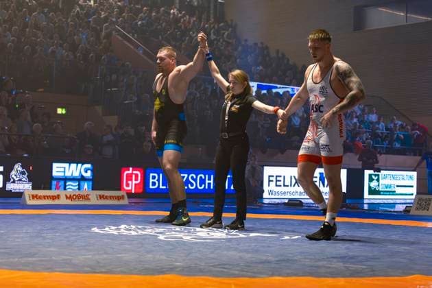 Halbfinale Ringer Bundesliga - KSC Hösbach vs. SC Siegfried Kleinostheim 130kg Griechisch-Römisch - Anton Vieweg (KSC Hösbach in Rot) gegen Franz Richter (SC Kleinostheim in Blau) während des Halbfinal-Kampfes der Deutschen Mannschaftsmeisterschaft zwischen dem KSC Hösbach und dem SC Siegfried Kleinostheim in der Birtat Ringer-Bundesliga am 04.01.2025 in Elsenfeld, Deutschland. (